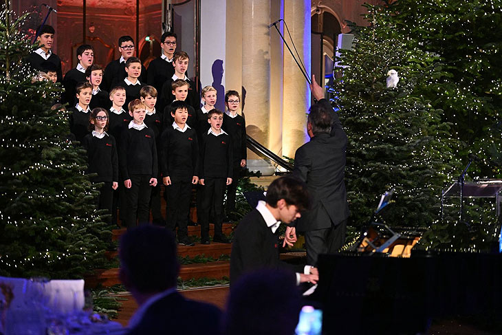 Der Münchner Knabenchorauf der Weihnachtsparty von ARTDECO Kosmetik im Hotel Bayerischer Hof (©Foto: ARTDECO)